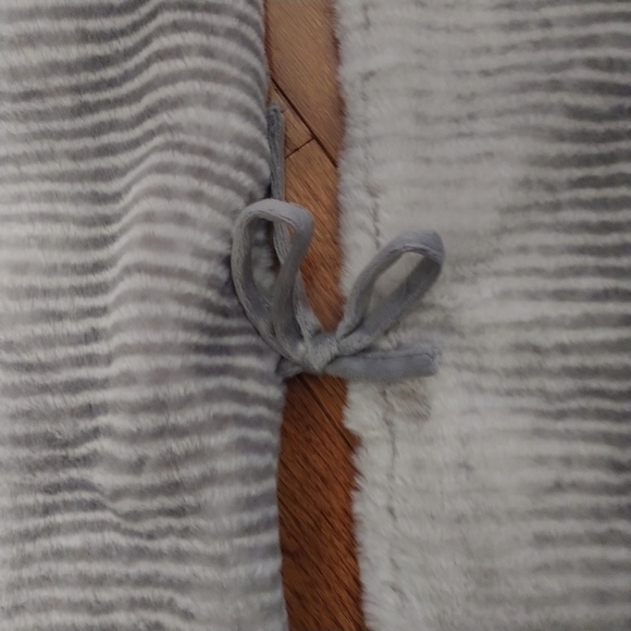 Mumbai Christmas Tree Skirt Platinum Faux Mink Fur Round Gorgeous Skirt 54" - Picture 3 of 11